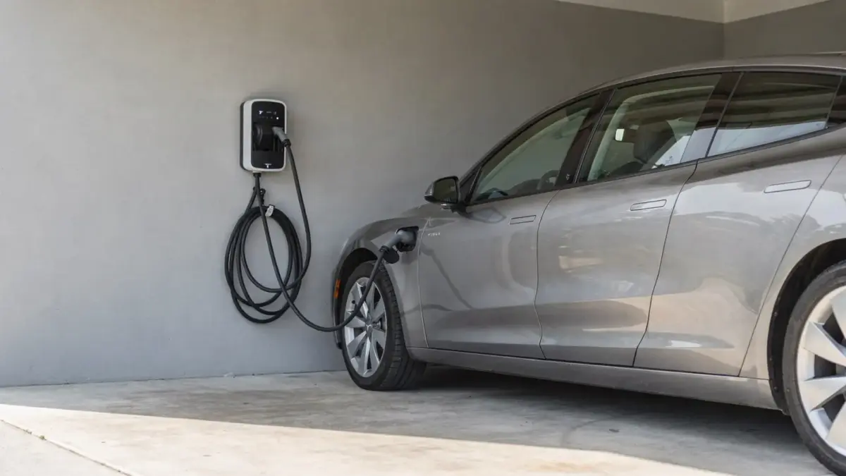 11-kW-Wallbox an der Hauswand als Thema zur Wallbox-Förderung und den Zuschüssen
