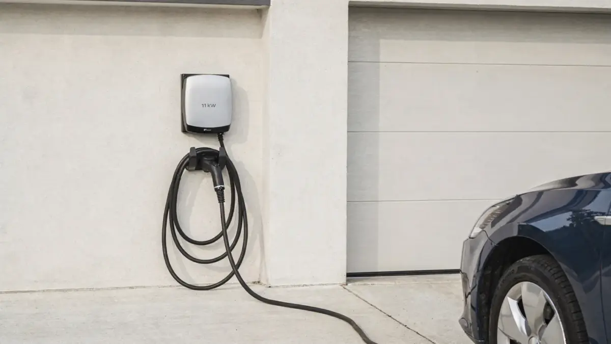 11-kW-Wallbox an der Hauswand als Motiv zur Wallbox-Förderung 2025