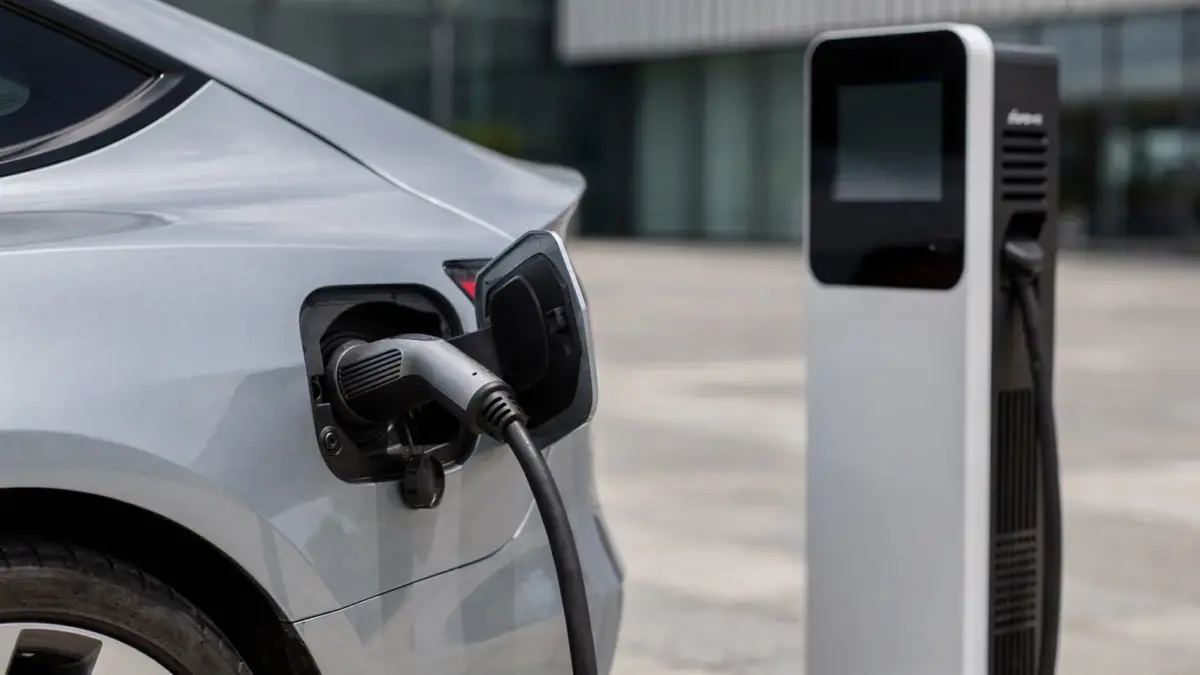 Elektroauto an Ladestation mit Fokus auf Batterietemperatur und Ladeleistung