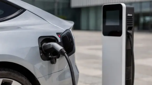 Elektroauto an Ladestation mit Fokus auf Batterietemperatur und Ladeleistung