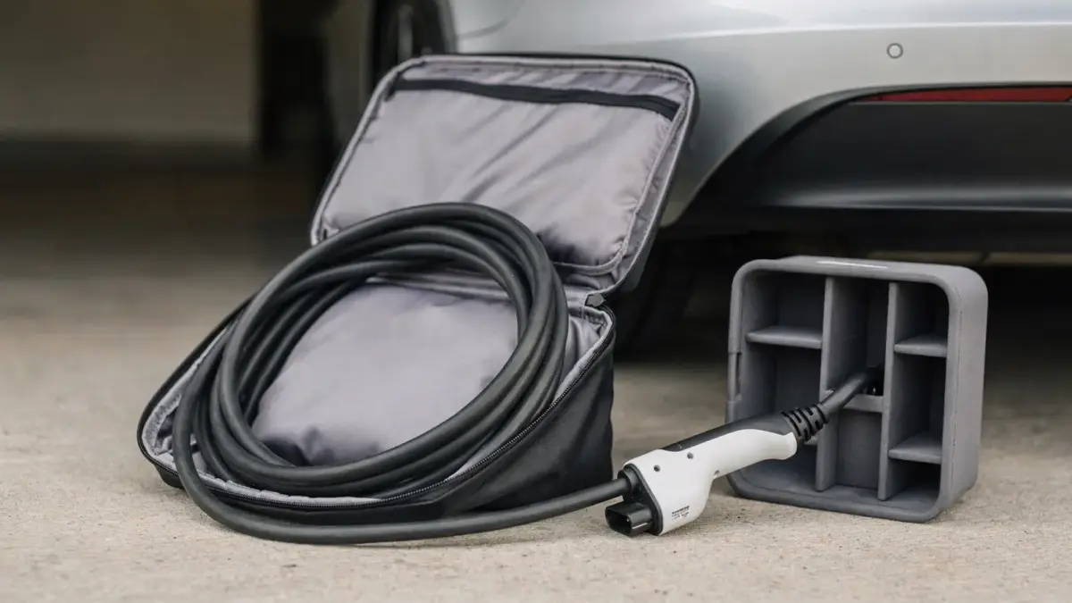 Ladekabel in einer gepolsterten Kabeltasche neben einem Kofferraum-Organizer