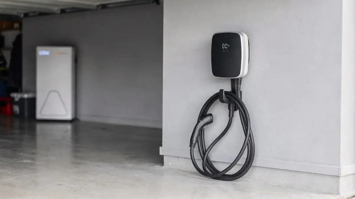 Wallbox an der Garagenwand mit Ladepunkt und Energiemanagement für dynamisches Lastmanagement