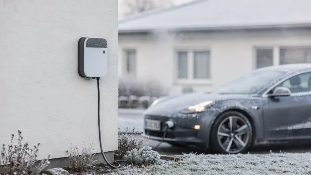 Wallbox zum Laden eines Elektroautos bei Kälte im Außenbereich