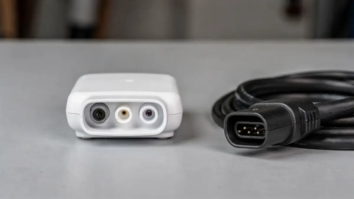 Typ-2-auf-Typ-1-Adapter neben Ladekabel und Stecker für Elektroautos