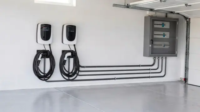 Zwei Ladepunkte mit Lastmanagement im Einfamilienhaus in der Garage