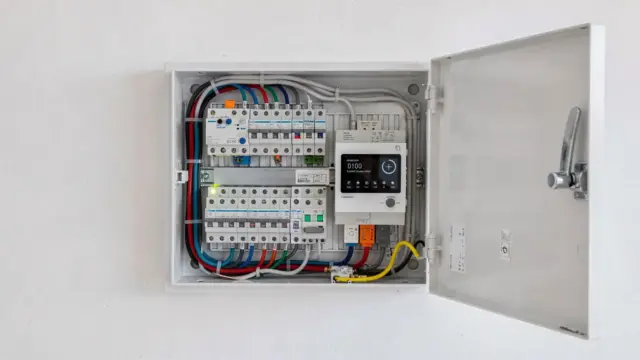 Elektrischer Verteiler mit Energiemonitor zum Lastmanagement im Hausanschluss