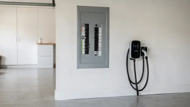 Elektroverteilung und Wallbox in einer Garage zum Thema verfügbare Leistung für eine 11-kW-Wallbox berechnen
