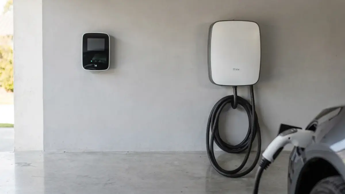 11-kW-Wallbox mit angeschlossenem Ladekabel und Smart Meter zum Thema dynamischer Stromtarif