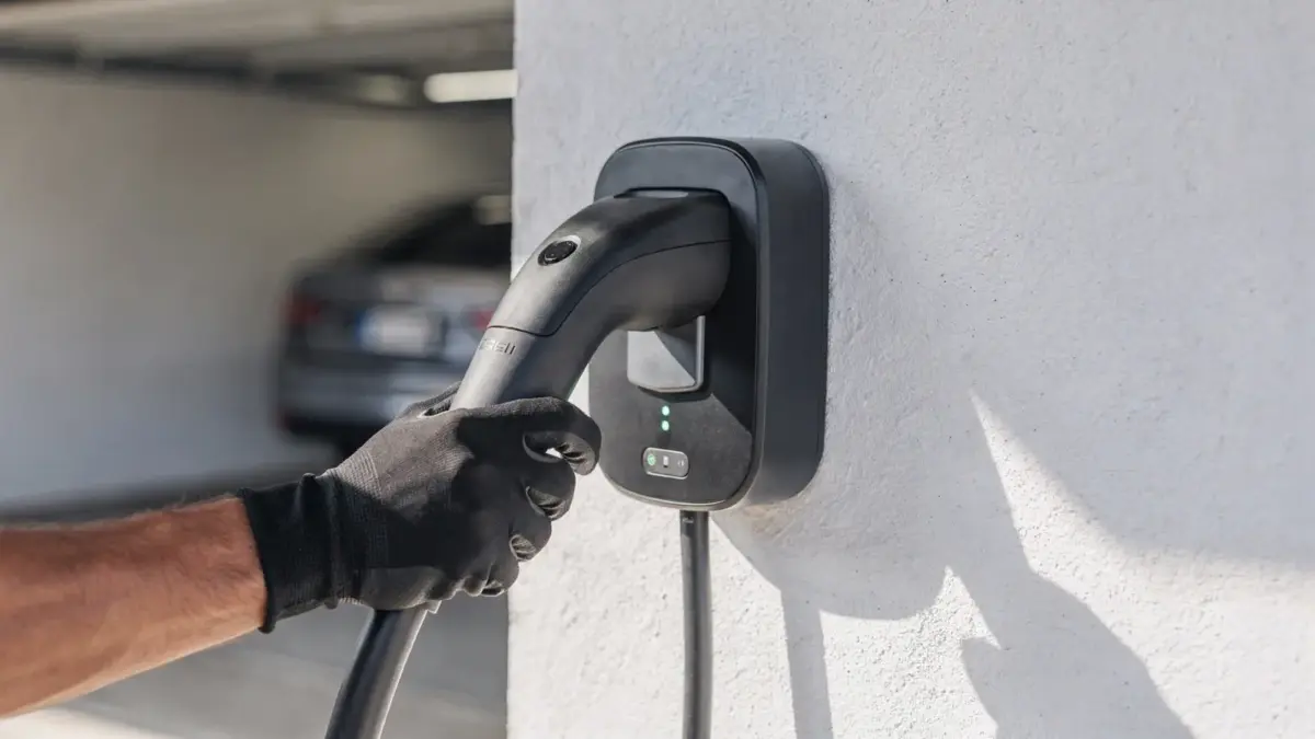 Montierte Wallbox wird nach der Installation geprüft – Sicherheit und Funktion im Fokus