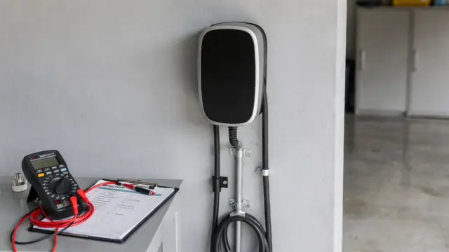 Wallbox-Prüfung nach der Installation in der Garage mit Messgerät und Checkliste