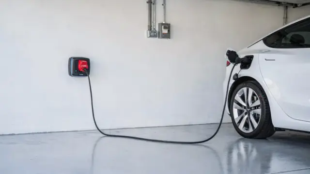 Mobile Wallbox an CEE-Steckdose in einer Garage mit Ladekabel zum Elektroauto